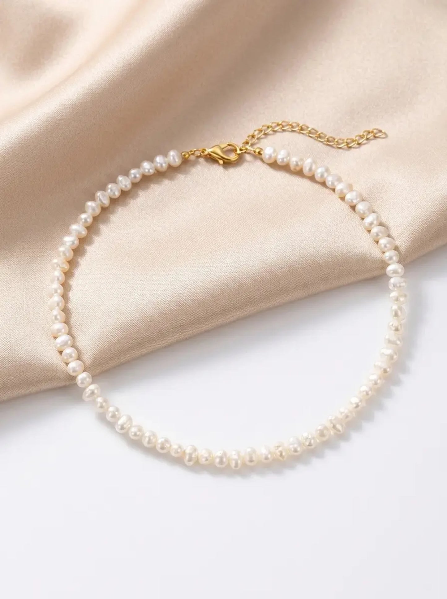 Perlina Pearl Choker on model