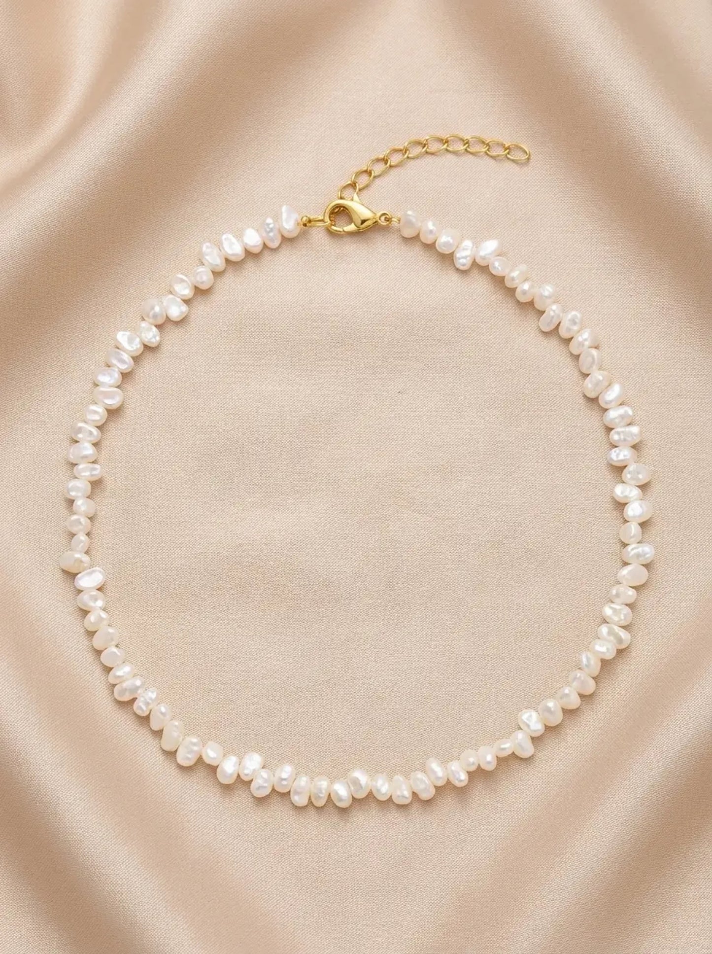 Perlina Pearl Choker on model