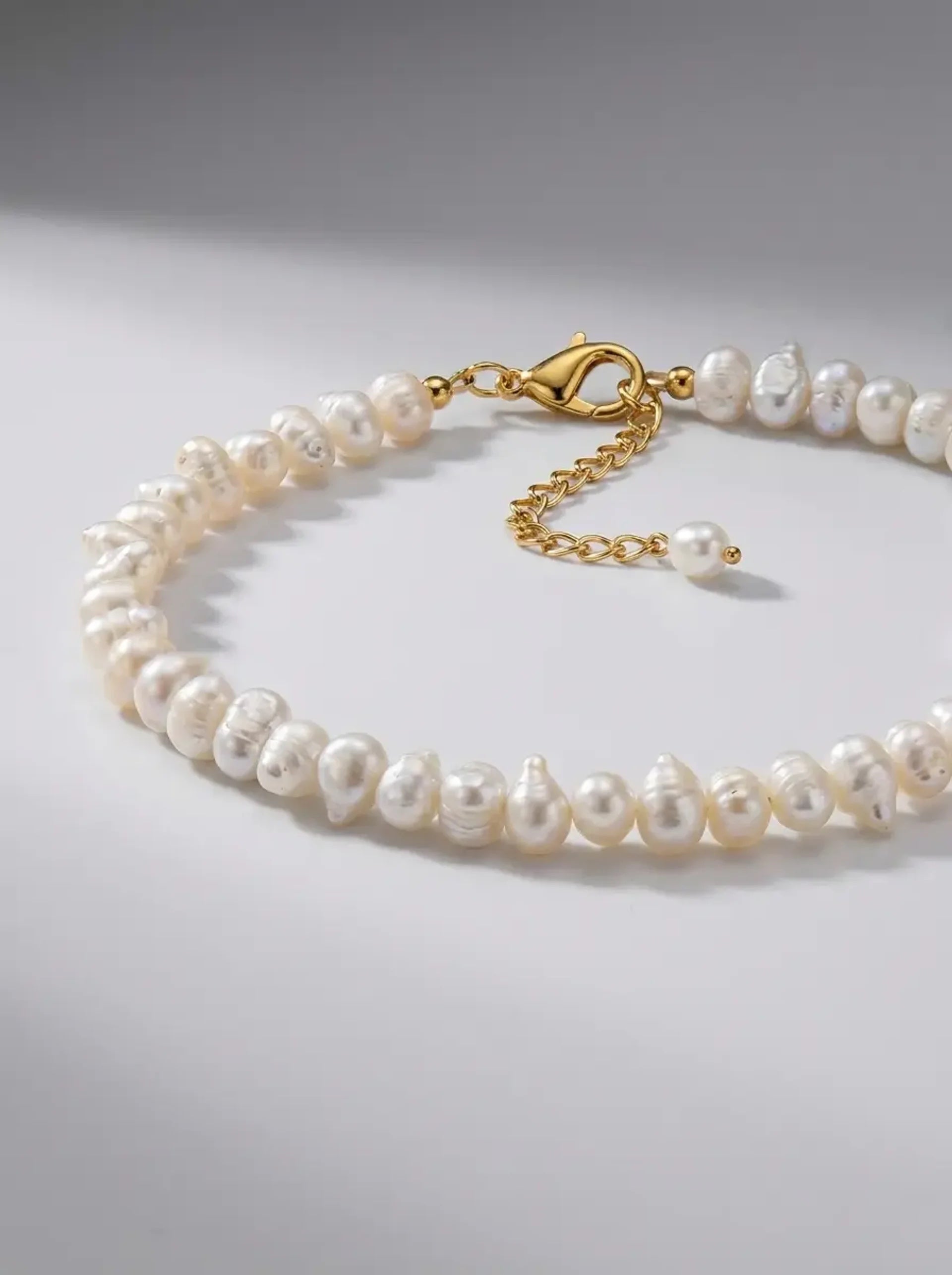 Perlina Pearl Choker on model